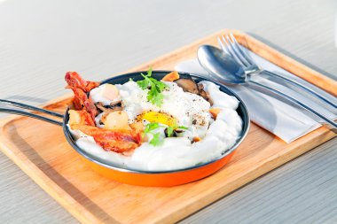 yumurta ve pastırma tava üzerinde tablo yakın çekim