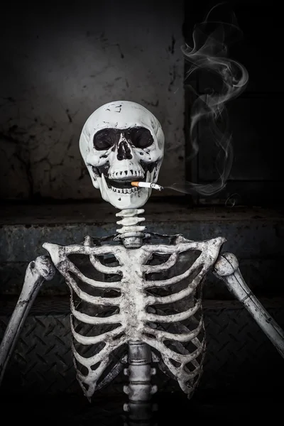 Натюрморт куріння скелет людини з сигарет, сигаретний дим люди виглядати намагається вчинити самогубство, в той же день "Світ ні тютюну день" будь ласка, вийти або припинити диму для доброго здоров'я. — стокове фото