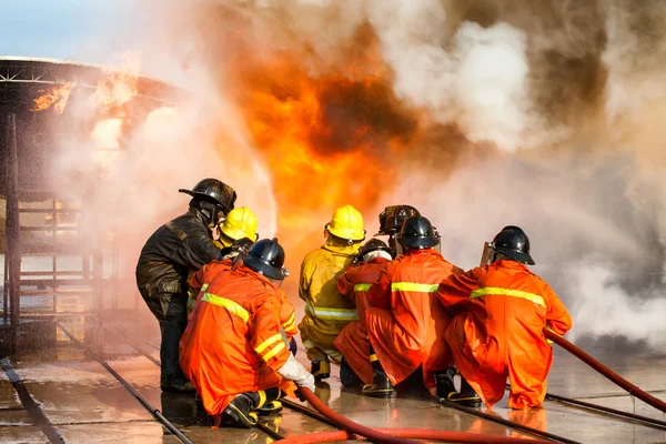 Treinamento de bombeiros, Os funcionários Treinamento anual Combate a incêndios — Fotografia de Stock