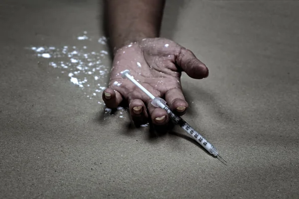 Overdose ázsiai női kábítószer rabja egyrészt gyógyszerek kábítószerek fecskendő a kezében, az emeleten — Stock Fotó