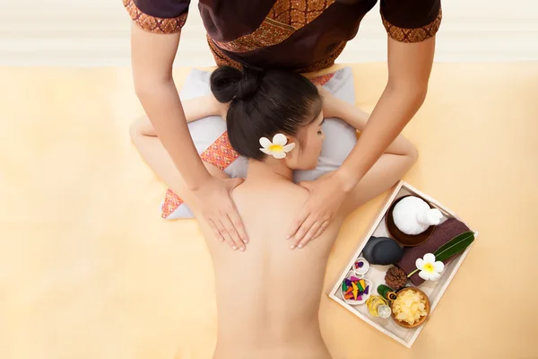 Güzel Asyalı kadın vücudunda spa salonu., güzellik tedavi kavramı üzerinde sırt masajı yapıyor masör. — Stok fotoğraf