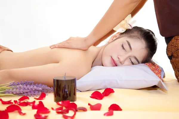 Beyaz arka plan üzerinde masör spa salonu., güzellik tedavi kavramı., güzel Asyalı kadın vücudunda sırt masajı yapıyor izole.