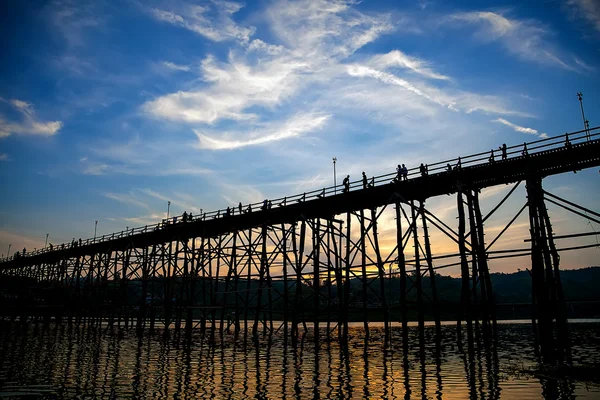 La silhouette del vecchio ponte di legno a Sangklaburi — Foto Stock