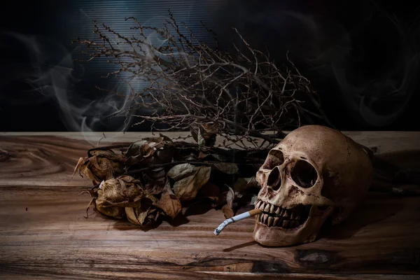 Still life Smoking human skull with cigarette on wooden table, p — Stock Photo, Image