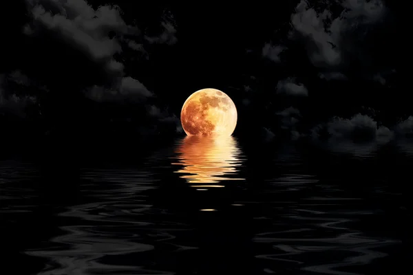 Pleine lune rouge foncé dans le nuage avec reflet de l'eau gros plan showin — Photo