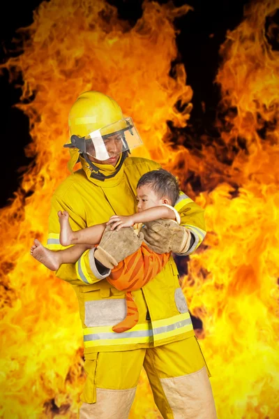Brandweerman, brandweerman gered het kind van het vuur, geïsoleerde o — Stockfoto