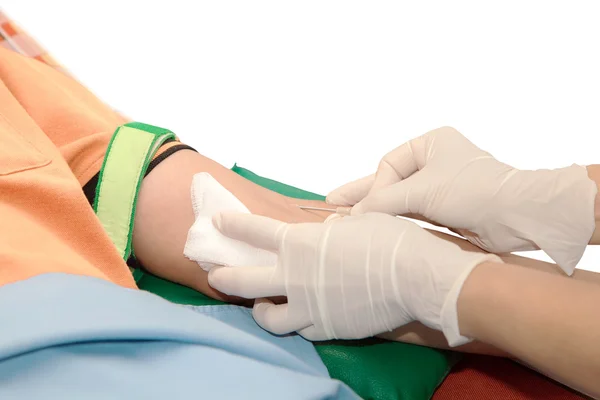 Donación de sangre, Enfermera perfora la vena del brazo donante de sangre con la aguja en blanco tubo., Aislado en blanco — Foto de Stock