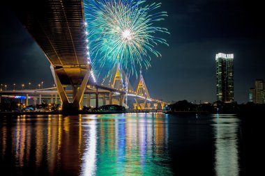 Bhumibol köprü havai fişek, gece çekimi, Bangkok, Tayland ile görünüm altında