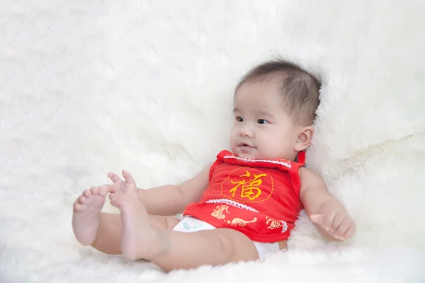 Bonito cinco meses asiático bebê sorrindo em cheongsam vermelho., em brilhante — Fotografia de Stock