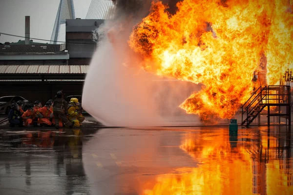 Πυροσβέστες κατάρτισης, οι εργαζόμενοι ετήσια κατάρτιση φωτιά κα — Φωτογραφία Αρχείου