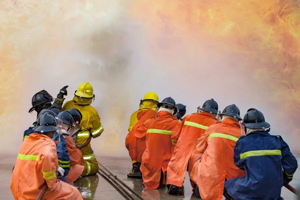 Treinamento de bombeiros, Os funcionários Treinamento anual Combate a incêndios — Fotografia de Stock