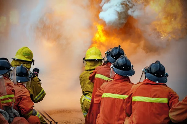 Brandweerlieden opleiding, de werknemers jaarlijkse opleiding brand fighti — Stockfoto