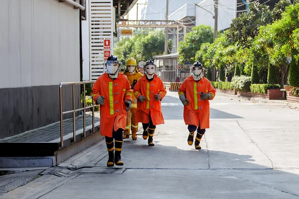 Firefighters training, The Employees Annual training Fire fighting — Stock Photo, Image