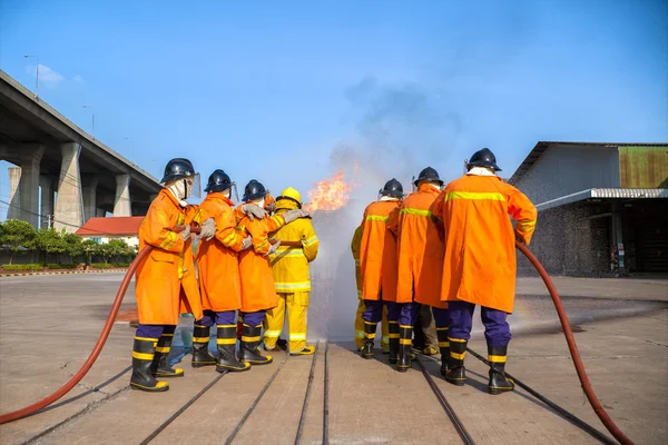 Hasiči, školení, The zaměstnance roční školení požární bojuje. w: — Stock fotografie