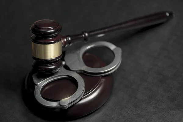 Judges Gavel and police handcuffs — Stock Photo, Image