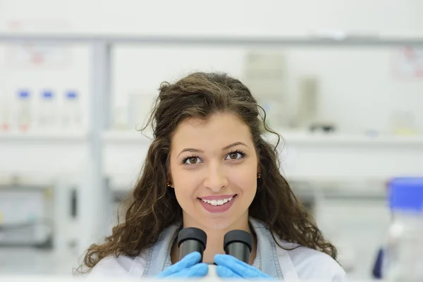 Hermoso estudiante trabajando con un microscopio Imagen de stock