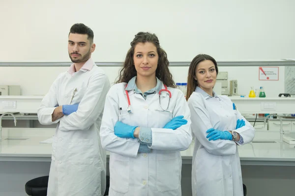 Equipo de médicos jóvenes en el laboratorio Imágenes de stock libres de derechos