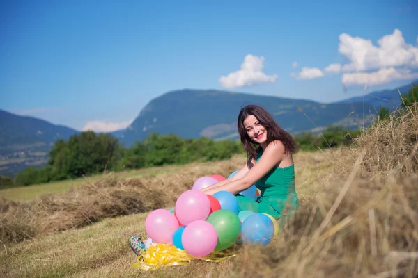 Piękna dziewczyna w polu z balonów — Zdjęcie stockowe