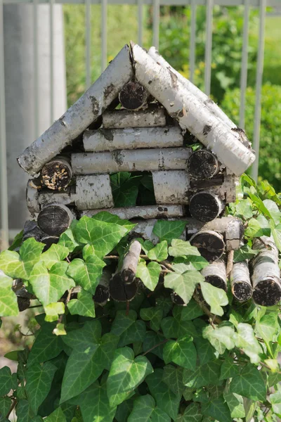 Antiguas casas de pájaros en hojas verdes — Foto de Stock