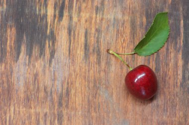 Ahşap bir masa üzerinde bir kase kiraz