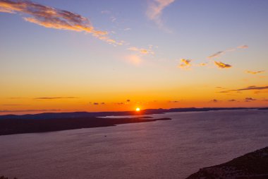Denizin üzerinde yansıması ile altın günbatımı