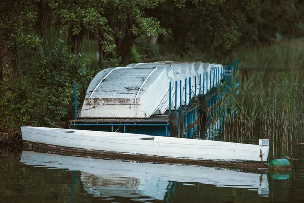 Barcos deixados durante o inverno no lago — Fotografia de Stock