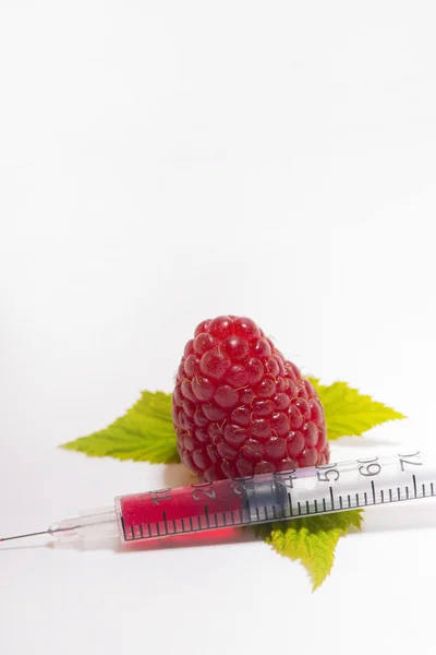 잘 익은 딸기 인공 색에 잎 — 스톡 사진
