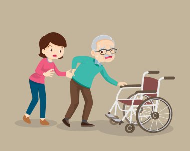 Yaşlı hastaların tekerlekli sandalyeye oturmasına yardım eden kadınlar, babasının tekerlekli sandalyeye gitmesine yardım eden kızlar..