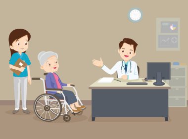 Doktor ve tekerlekli sandalyedeki yaşlı kadın, Doktor tekerlekli sandalyedeki hastayı kontrol ediyor, büyükannesi tekerlekli sandalyedeki doktoru görüyor.