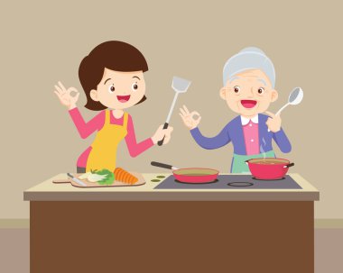 Mutlu kız yemek pişirirken büyükannesine bakıyor, güzel büyükanne ve kadın mutfakta yemek pişiriyor tamam jest, yaşlı kayınvalide ve gelin mutfakta yemek pişiriyor.