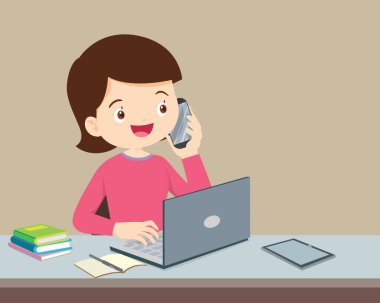 Kadın bilgisayar ve cep telefonu kullanıyor, kadın sabit telefon ile konuşurken bilgisayar kullanıyor.