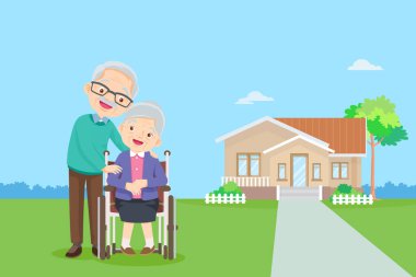 Evinin arka planında yaşlı bir çift. Evinin önünde birlikte yaşlılar. Mutlu yaşlılar tekerlekli sandalyede mutlu olurlar. Yaşlılarla ilgilenirler.