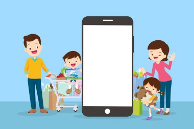 Mutlu bir aile akıllı telefonlarında mobil bir uygulama ile online alışveriş yapıyor. Ürünleri ve ailesi olan alışveriş arabası ödemeyi çevrimiçi yapıyor..