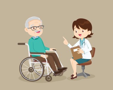 Doktor yaşlı hastayla yetişkin bir hastanın doktoru ziyaret etme semptomları hakkında konuşuyor.