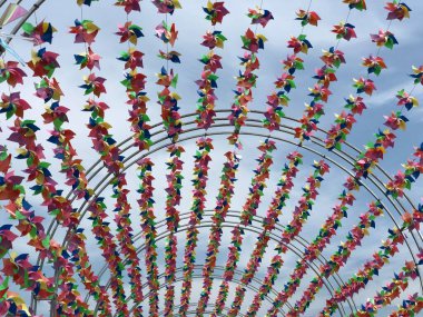 Kağıt yel değirmenli tünel.