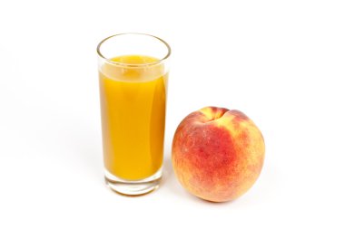 Beyaz bir arka plan üzerinde şeftali suyu.