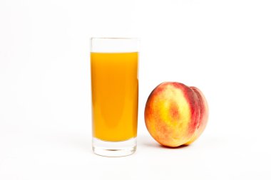 Beyaz bir arka plan üzerinde şeftali suyu.