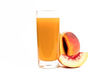 Beyaz bir arka plan üzerinde şeftali suyu.