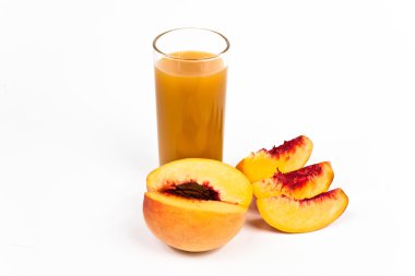 Beyaz bir arka plan üzerinde şeftali suyu.