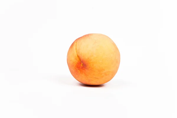 Beyaz bir arka plan ile şeftali.