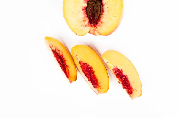 Beyaz bir arka plan ile şeftali.