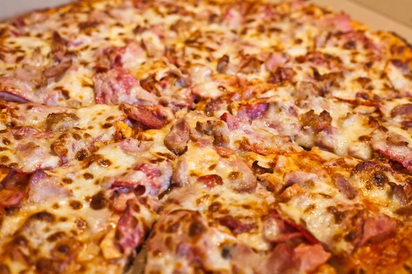 Jambon ve peynirli pizza.