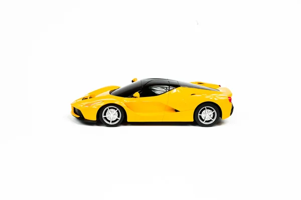 Автомобильная игрушка на белом фоне — стоковое фото