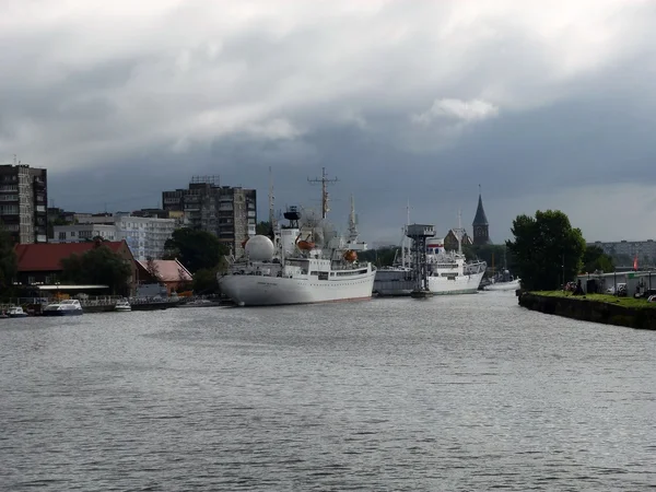 Schiffe im Hafen von Kaliningrad — Stockfoto