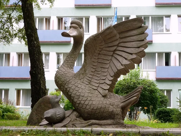 The sculpture of the Swan in the yard of a house — Stock Photo, Image