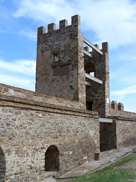 Ett av tornen i den genuesiska fästningen i Sudak — Stockfoto
