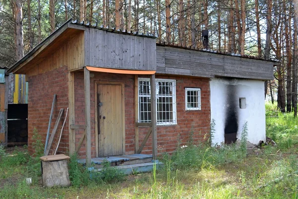 Um armazém abandonado na floresta — Fotografia de Stock