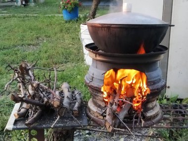 Eski tariflere göre açık ateşte kazanda pilav pişirmek