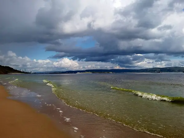 Paesaggio Del Volga Con Nuvole Scure Acqua Fiore — Foto Stock