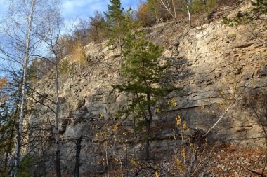 Antik Zhiguli dağlarının kayalık çıkıntıları